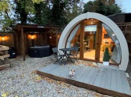 The Hideaway Glamping Pod 2 With Hot Tub & Cold Shower，位于纳斯的酒店