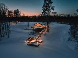 Lake view ODYL Holiday House with Sauna and Seasonal Hot-tub，位于Pindi的酒店