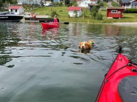 Coastal gem with beach, wooden sauna & canoes，位于Bjästa的带按摩浴缸的酒店