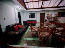 Casa Cálida Relajante y Céntrico con Estacionamiento，位于圣克里斯托瓦尔-德拉斯卡萨斯的酒店