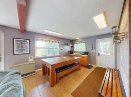 Silver Spring Chalet Spacious 4BR Retreat 1888，位于Pittsfield的酒店