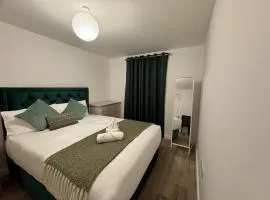 Town centre 1 Cozy king size bed ensuit shower