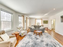 Bright Home Near Pine Lake with Deck and Yard，位于拉波特的酒店