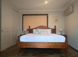 Baulkham Hills Deluxe king room with air-con private bathroom and entrance，位于保尔罕希尔斯的酒店