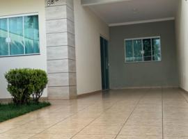 casa próximo ao shopping catuai, eventos vivaro e uem,lebloc，位于马林加的酒店