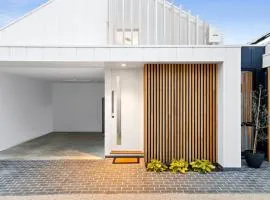 Mod House Ocean Grove- Walk to the shops, cafes, beach and park! Brand new luxury apartment in gated complex