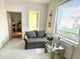 Modern and Cozy flat, 10 min by tram from centre，位于Juliánov的酒店