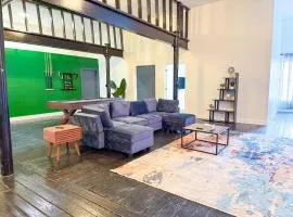 Luxury 5BR South Loop Suite with Pool Table and Optional Parking Near McCormick Place, Field Museum and Soldier Field
