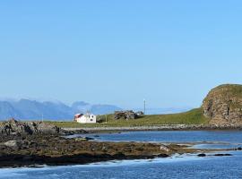Prestholmen Værøy Lofoten，位于Værøy的酒店