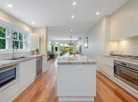 The Maeve 1875 - Heart of Bathurst - Sleeps 10