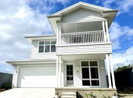 Saltwater House - Opposite the Beach!，位于西南岩的酒店