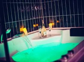 Love Room du Mont d'Or - Baignoire SPA - Minibar offert