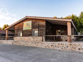 Hostal - Bungalows Camping Cáceres，位于卡塞雷斯的度假园