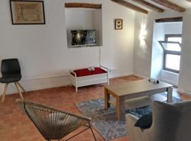 Spacious attic apartment，位于埃尔佩雷略的酒店