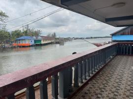 Lake View House，位于Phumĭ Péam (2)的带停车场的酒店