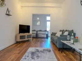 Spacious Bromley Home w Free parking and Outside Dining
