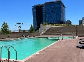 Piscina y gym abiertos hasta altas horas del día