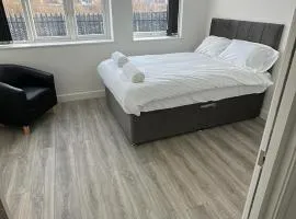 2 Bed Spacious Station House Apartment - Free Wifi, Parking & EV