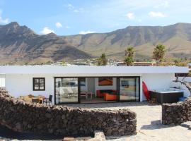 Daidas Beach House with hot whirlpool in Famara，位于法马拉的酒店
