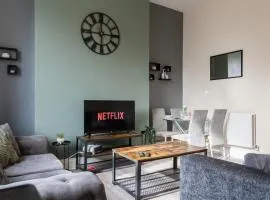 Beautiful 2BD Apartment - Free Parking - Monthly Offers