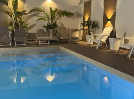 P&aacute;tio C'un Casinhas，位于纳扎雷的带泳池的酒店