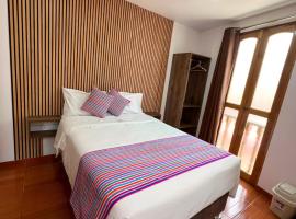 Golden Paris Hotel "Descuentos Agosto"，位于阿亚库乔的酒店