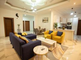 RS Royal Executive Luxurious 3BR Apartment F3-3 and 2BR Apartment F3-2，位于Pantang的酒店