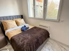 CHARMANTE STUDIO PROCHE PARIs