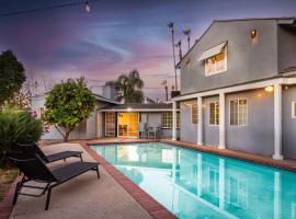 Sunny SoCal Escape 3BR 2BA Bright home with pool，位于Winnetka的酒店