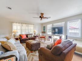 Fire Pit and Yard! Getaway in Surf City Limits，位于Hampstead的酒店