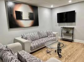 Chic DT MTL Condo with Rooftop, BBQ and Jacuzzi ZZ4，位于蒙特利尔的酒店