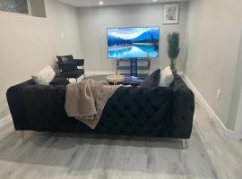 Luxury Private Suite with Separate Entrance，位于温尼伯的酒店