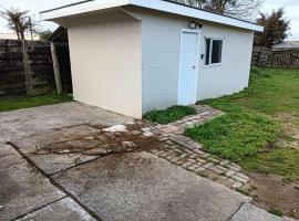 2 Beds including 1 Sofa Bed Serviced Chalet B，位于罗托鲁瓦的酒店