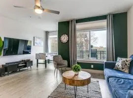 Modern Cozy Condo facing Riverwalk w King Suite
