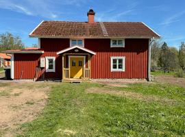 Historic Cottage Near Wiredaholm，位于Aneby的酒店