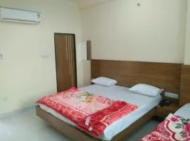 UJJAIN BUDGET HOTL M A A - T U L S H I - Near Mahakal Temple And Railway Station - Fully-Air-Conditioned hotel at prime location With Wifi - BEST GUEST HOUSE IN UJJAIN