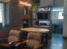 Leela villa - Ancient Redstone Escape，位于潘奇加尼的酒店