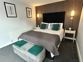 Stylish 4BR Townhouse on Stretford Marina - Waterside Stay in M32