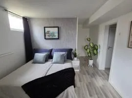 Central apt in quiet residential area