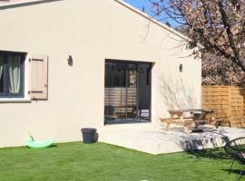 Villa Luberon 3ch piscine jardin parking，位于赛尼翁的别墅