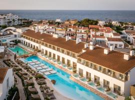 Lago Resort Menorca - Suites del Lago Adults Only，位于卡兰博希的带热水浴缸的酒店