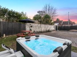 Hot Tub Stay Near Windsor & Legoland Sleeps 14，位于温莎的酒店