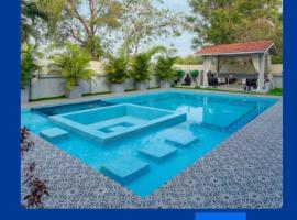 EKOSTAY Luxe - CASABLANCA VILLA，位于伊加特普里的酒店