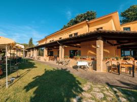 拉卡罗扎多罗酒店，位于蒙蒂菲阿斯科尼的酒店