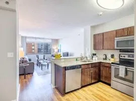 Luxury Apt Downtown Near Train