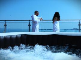 Happy Hotel Atelier Gardone Riviera Centro & Beach，位于加尔多内-里维耶拉的酒店