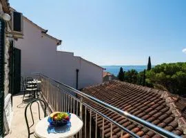 Stone house Dragan in the very center, with pool table, two balconies and the sea view