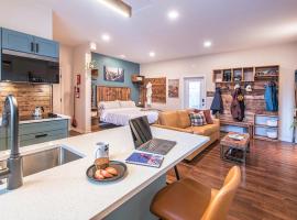 Sparkling NEW Rossland Midtown Studio Apartment，位于罗斯兰的酒店