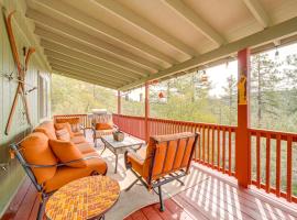 Strawberry Hideaway in the Pines with Hot Tub!，位于Pine的酒店