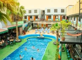 Wild Rover Huacachina